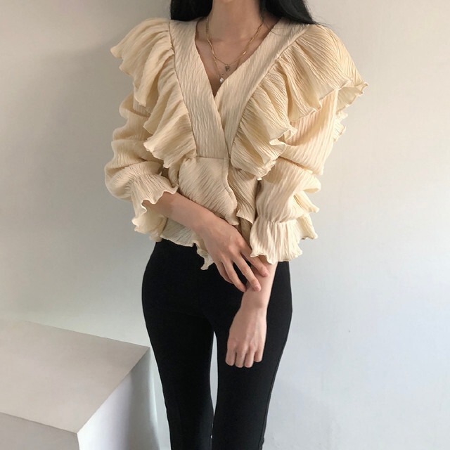 トップス レディース 送料無料 2色 ブラウス シャツ Vネック カシュクール フリル ぺプラム 長袖 総レース  襟なし シフォン 花柄 レース シアー シースルー ポリエステル ホワイト 白 ピンク アプリコット 単色 透け感 こなれ感 抜け感 ガーリー かわいい 可愛い 涼し 通気性 キュート 上品 エレガント きれいめ ラブリー 女の子 お洒落 おしゃれ 春 春服 夏 夏服 10代 20代 デート おでかけ モテ 女子会 普段使い 着回し 重ね着 定番 2021 韓国 韓国系 オルチャン