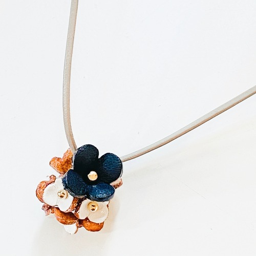 アナベル花プチチョーカー(花色ブラック＆ホワイト　革紐グレー）