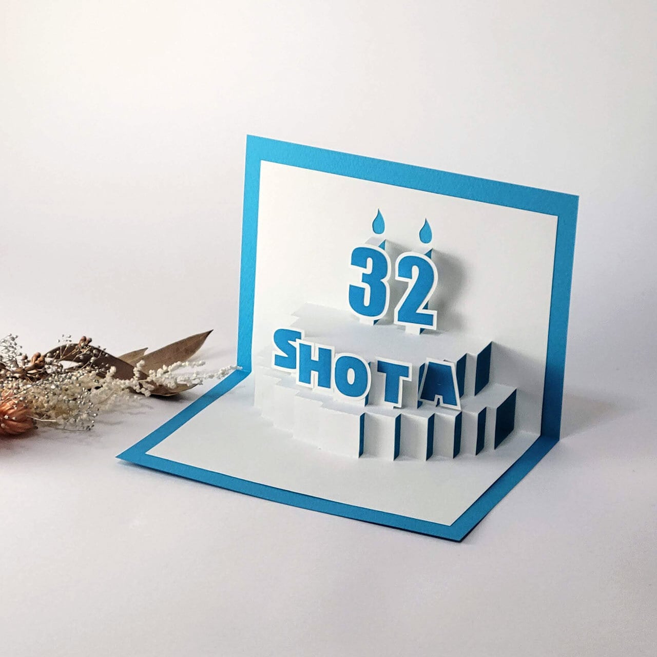 数字と名前をカスタムできる！バースデーケーキのポップアップカード