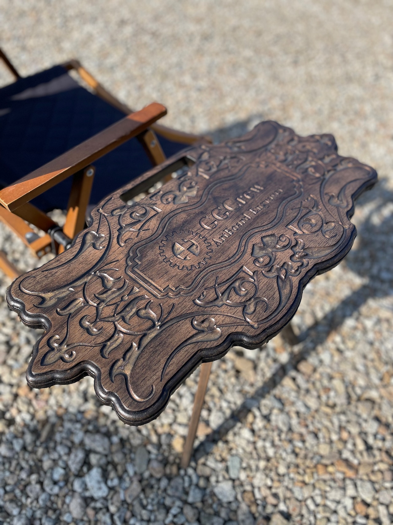 ヴィンテージ風彫刻テーブル（ダークゴールド）