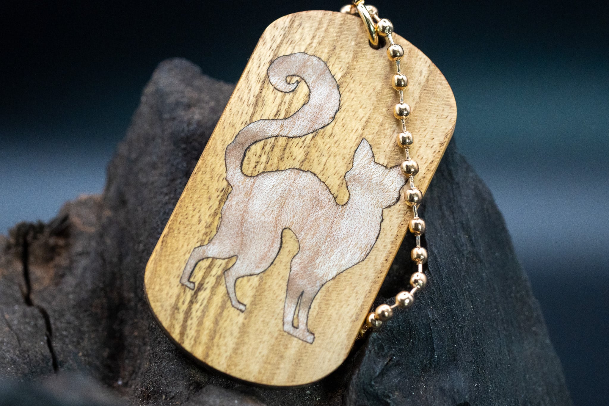 【黄金の木】 御蔵島 金桑 ドッグタグ 象嵌 探る視線