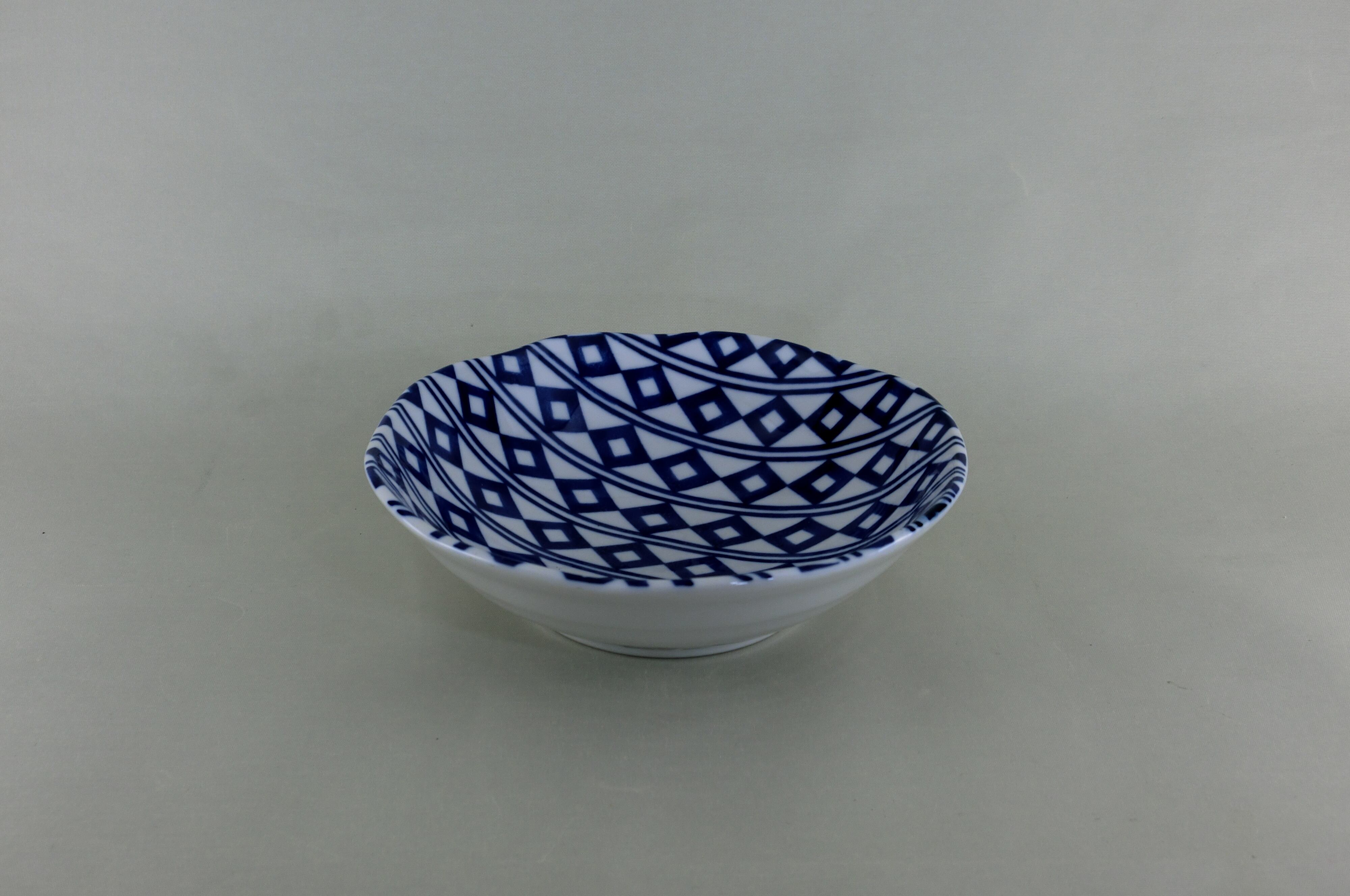 藍小紋伝統柄シリーズ　中鉢（四ツ目格子）