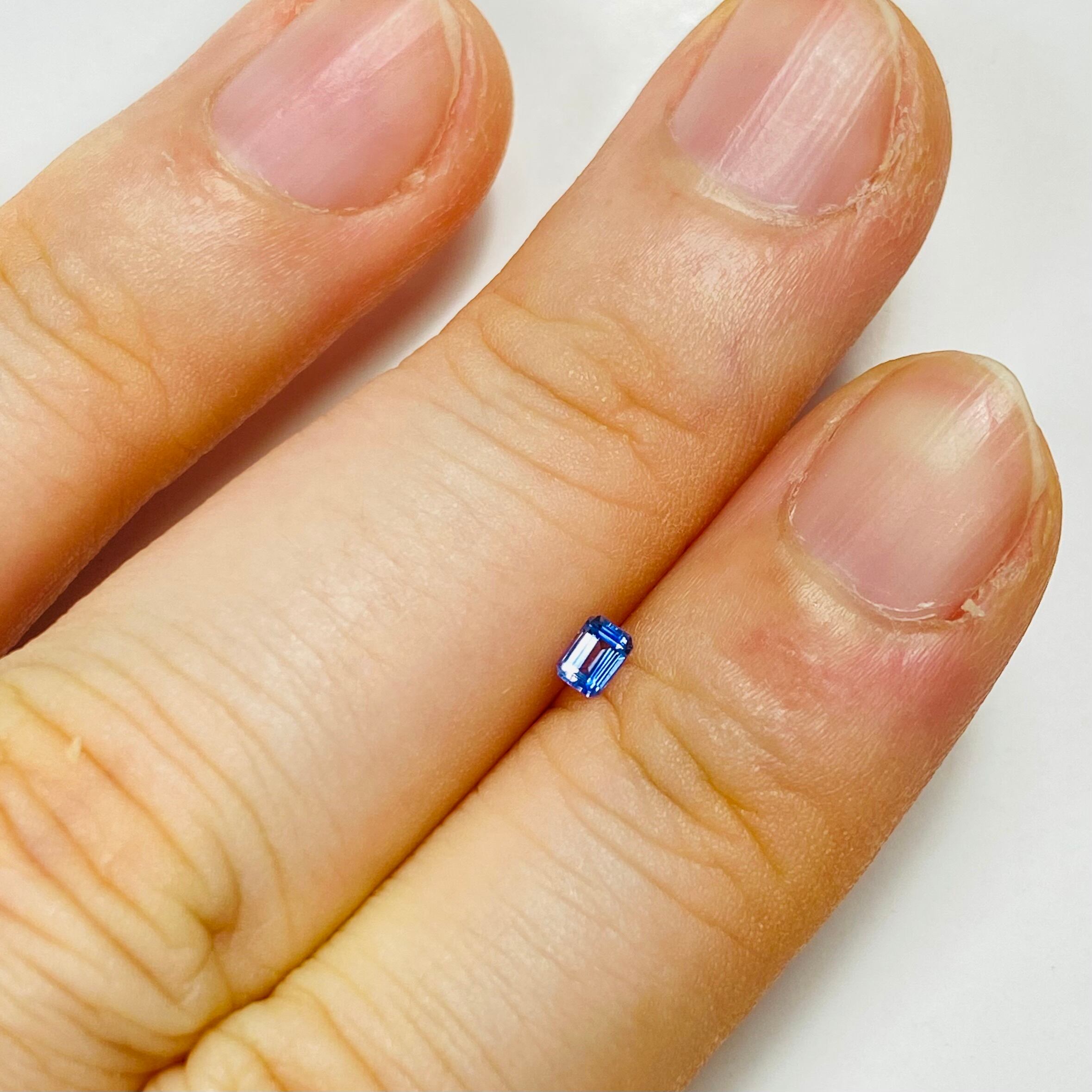 美色　ベニトアイト