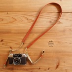 ＜革色：レンガ＞＜標準10mm幅テープ色：ベージュ＞Slimカメラストラップ