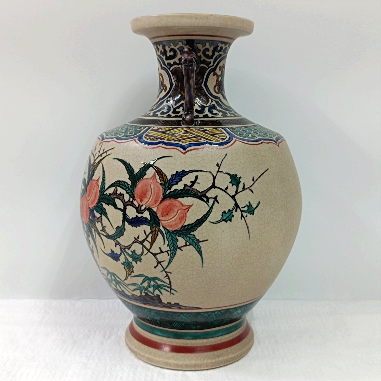 福蔵】花器 在銘 琥山 腰掛け 色絵 角瓶 高24cm 福蔵】花器 在銘 琥山 腰掛け 色絵 角瓶 高24cm