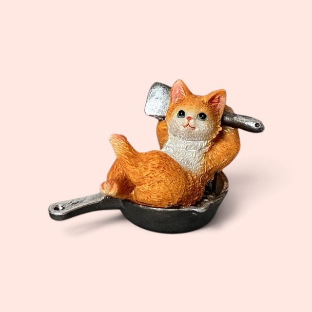 ミニチュアアニマル  猫 フライパンに寝そべるネコ 小さな動物の世界 レトロ アンティーク風 置物 オブジェ インテリア プレゼント ギフト かわいい 癒し リアル 手のひらサイズ EV19601B