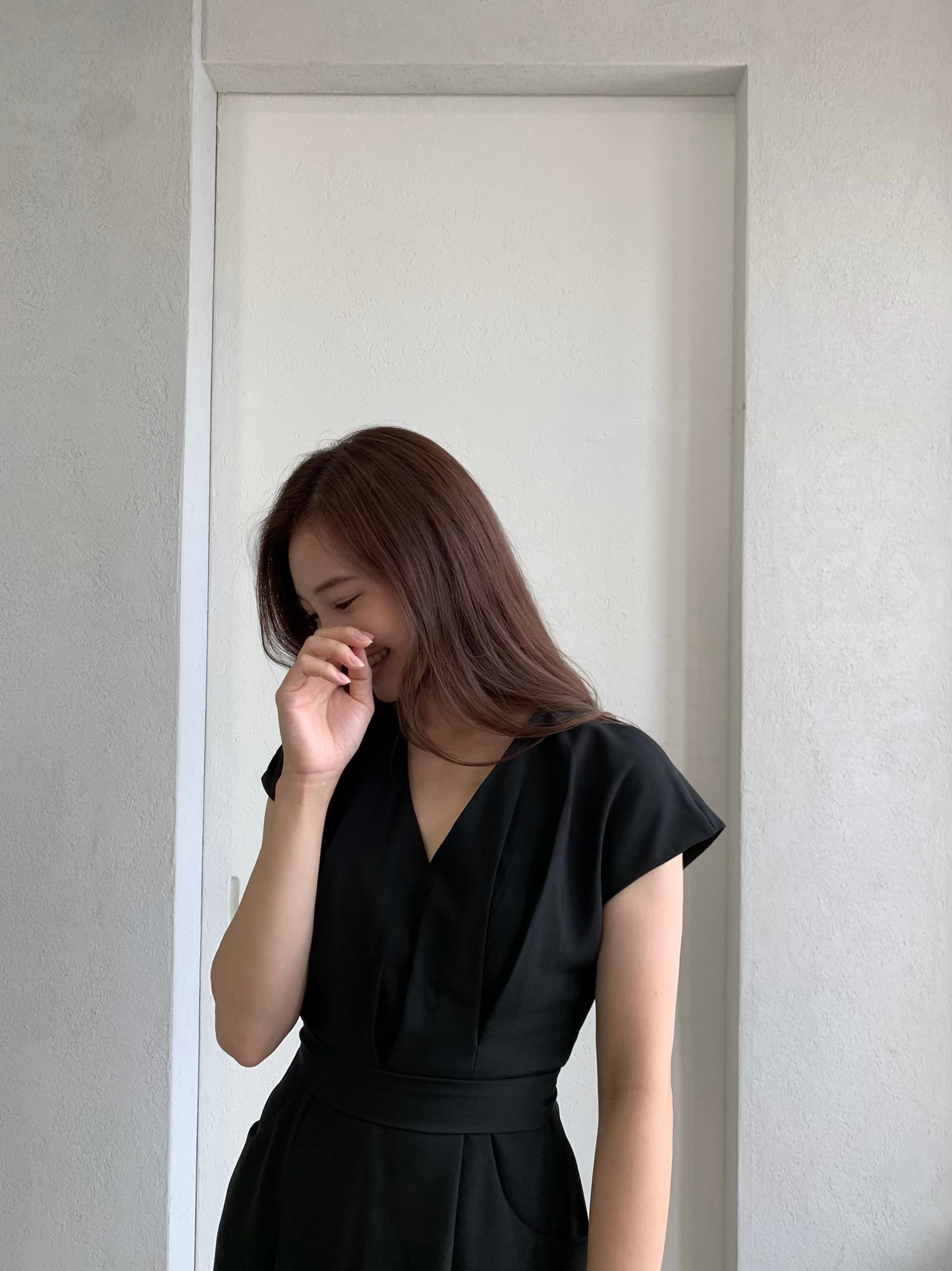 Vネック ウエストマークワンピース BLACK | on off focus inc.