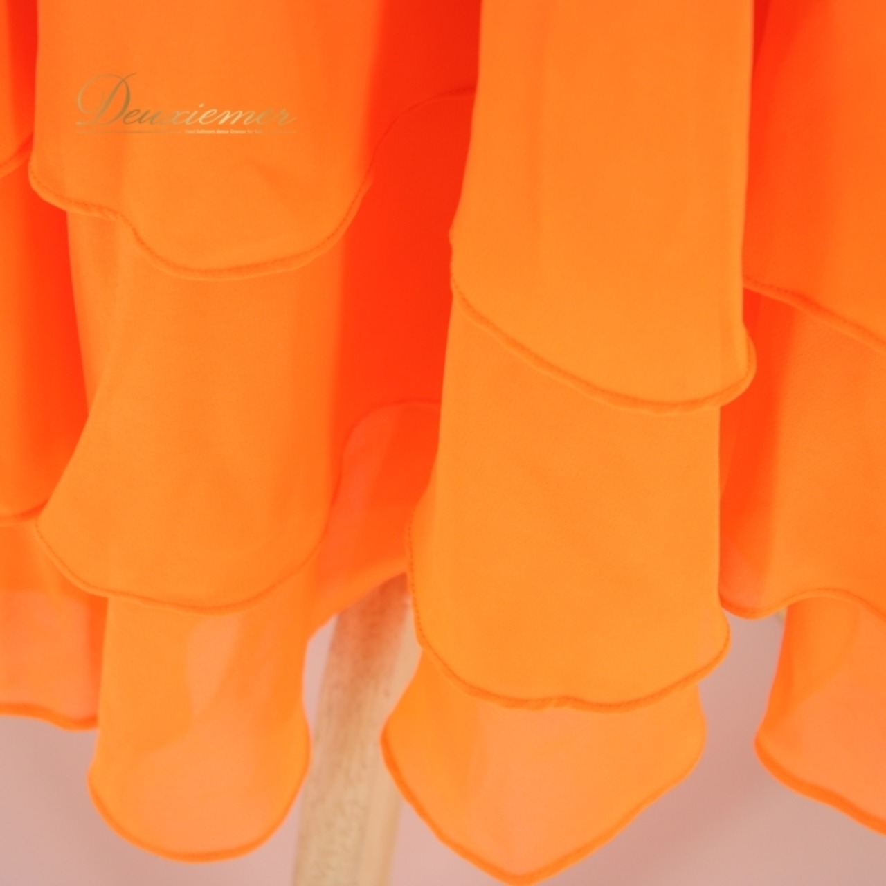 社交ダンス 衣装 スタンダード ドレス ワンピース パーティドレス Create-Sun クリエイトサン オレンジ系 コサージュ キラキラ 光沢感 デモ 夕日 輝き ダンス映え セクシー フェミニン 軽やか ステージ衣装 おしゃれ 体型カバー シンプル シルエット レトロ キュート ジャズ ダンスパーティー 派手目