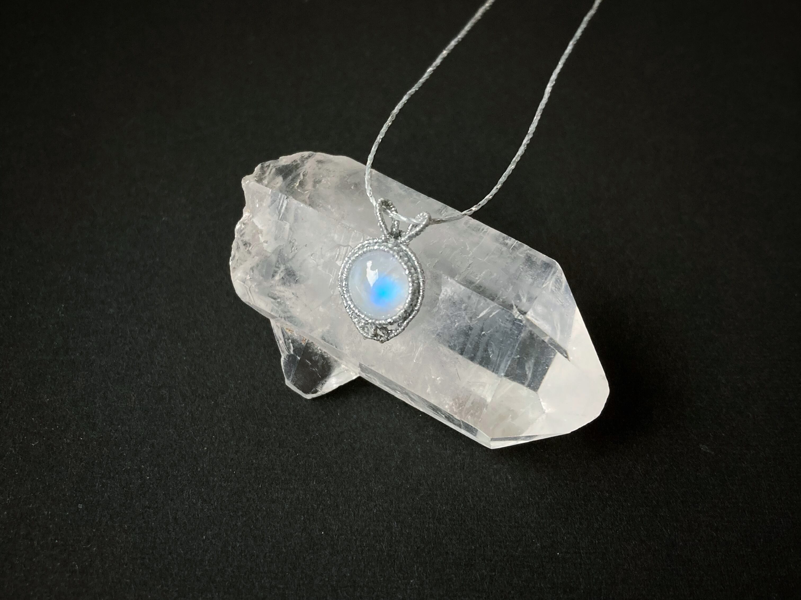 ホワイトラブラドライト macrame necklace