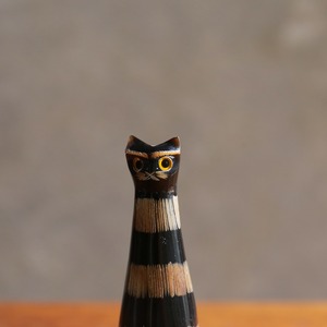水牛の角から生まれた、艷やかなしま猫