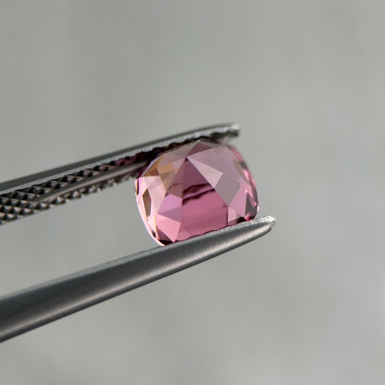 ピンクトルマリン クッションカット 5.0x5.0x4.6mm, 1.06ct, ナイジェリア産