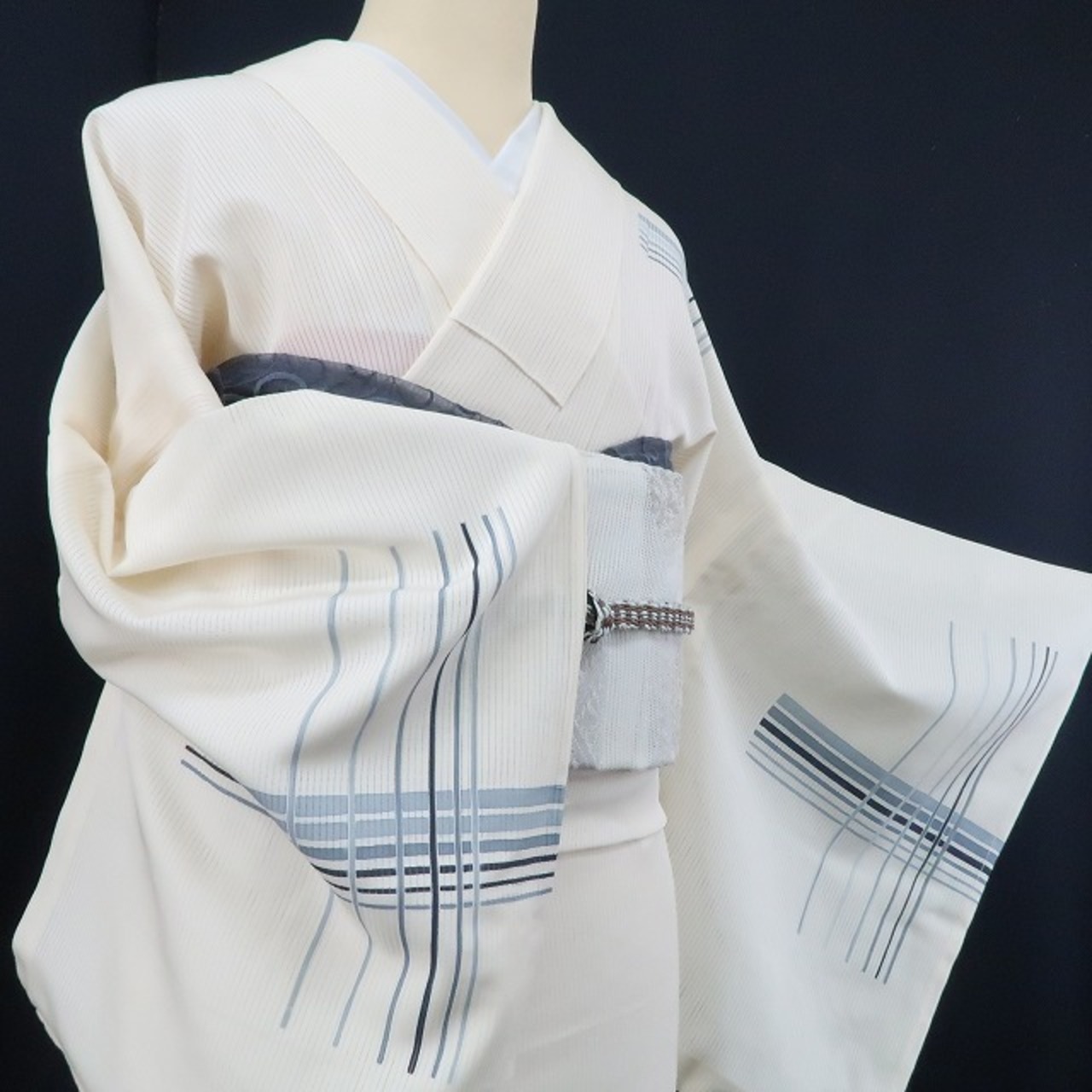 未着用 縦絽 銀駒刺繍 夏着物 正絹“涼味と共に粋を奏で、ぐるぐる 