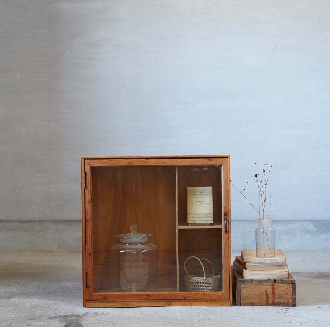 古い開き戸のガラスケース