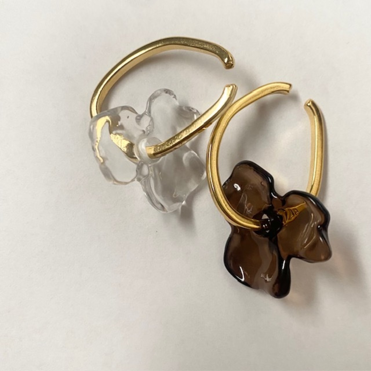 cilsoie：Oval earcuff with flower charm