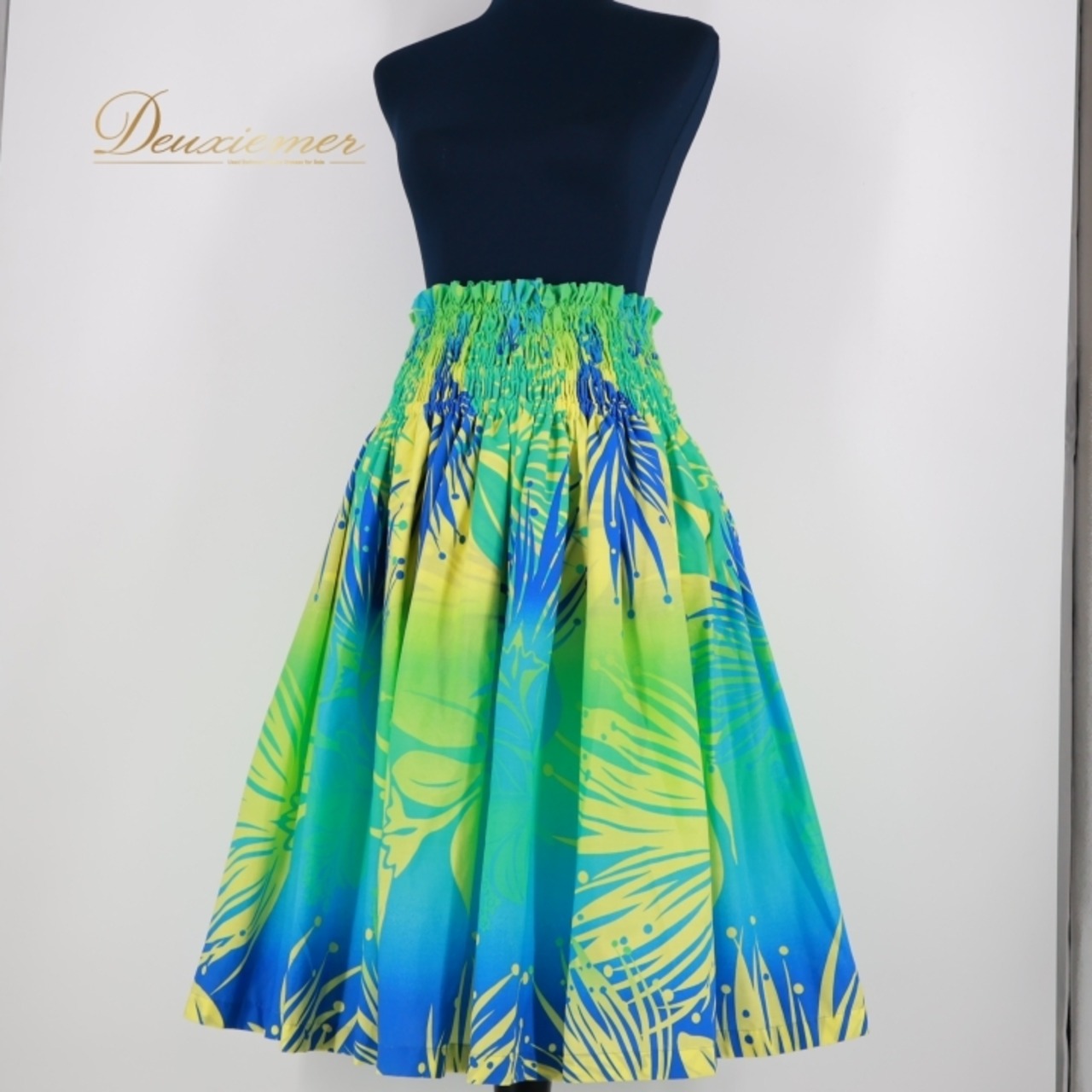 フラダンス 衣装 パウスカート グリーン系 エムエムジェイ シングル フラ ダンス レフア柄 花柄 日本製 青 緑 黄 グラデーション 鮮やか 華やか ハワイアン アロハ レッスン 練習 ハワイアンプリント ブルー系 イエロー系 花柄 デザイン ポリエステル 可愛い 薄手 スカート フレアデザイン 緑色 鮮やかさ 柔らかい おしゃれ イベント ハワイ