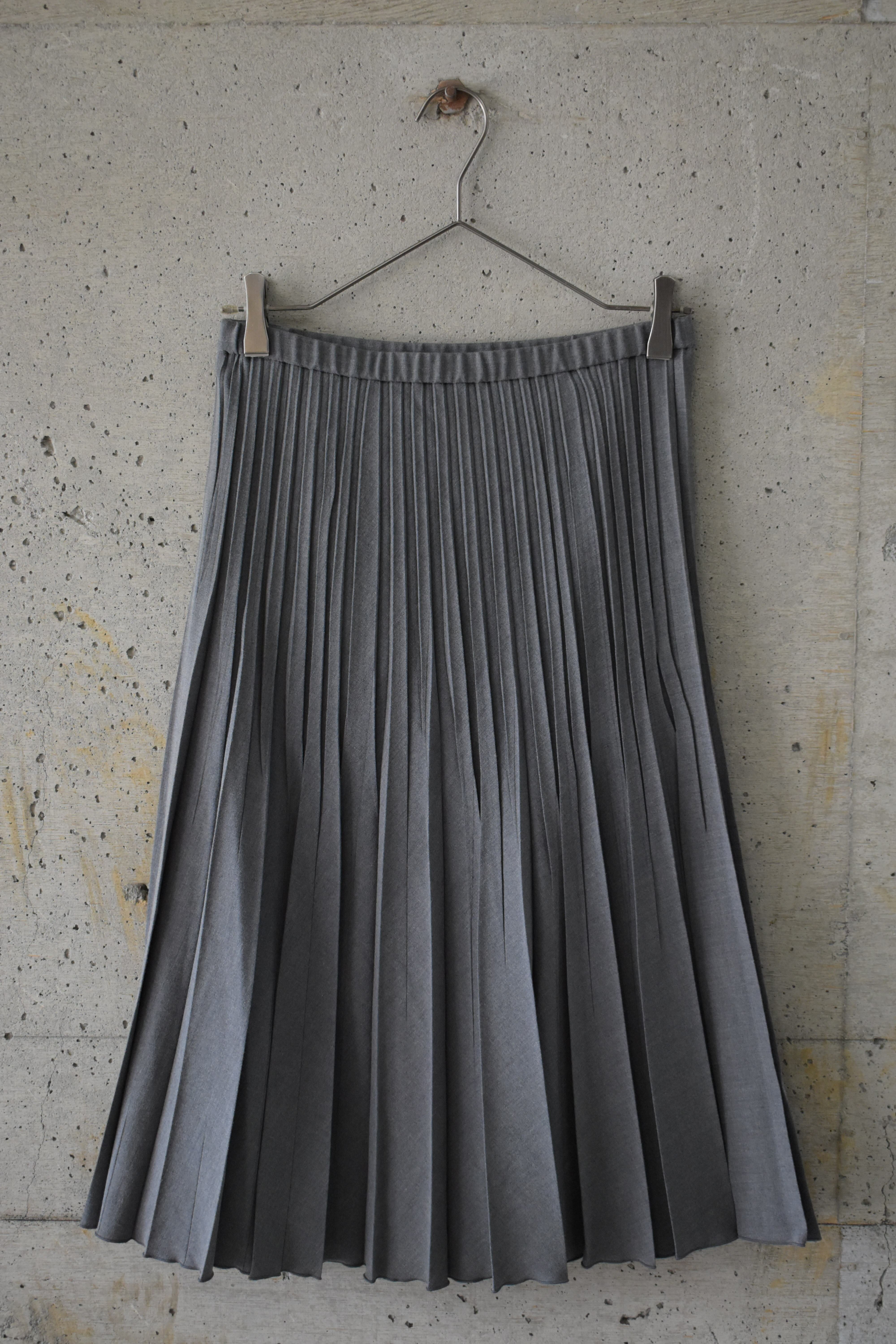 Grey pleated skirt