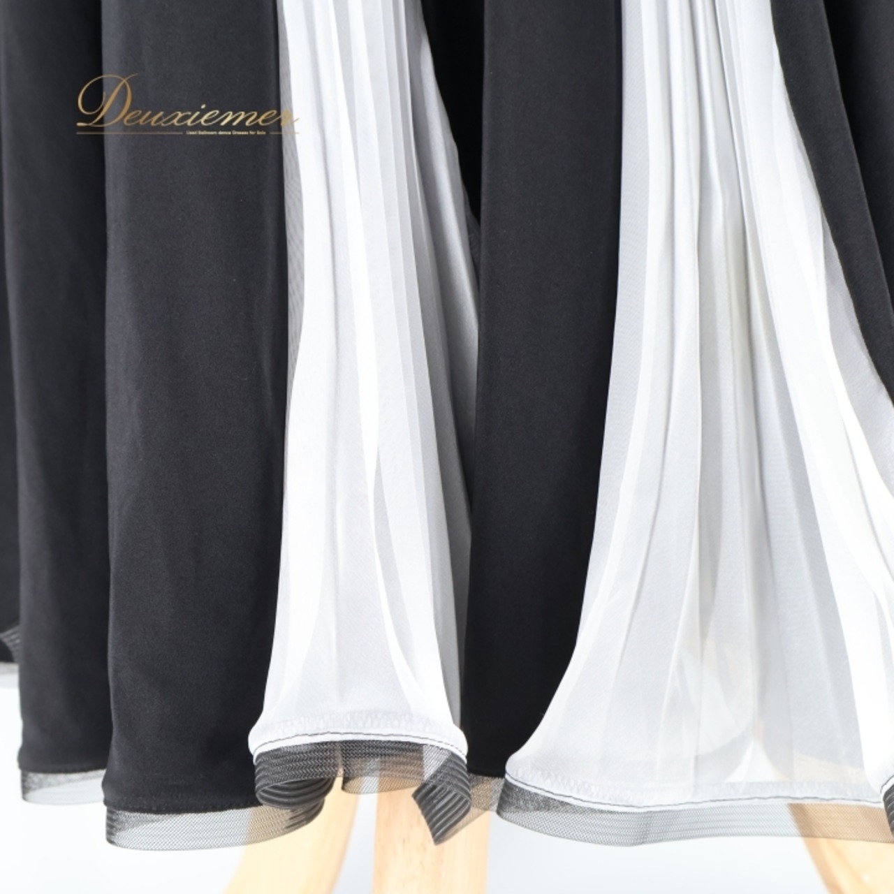 社交ダンス 衣装 ワンピース ドレス 黒 白 プリーツ インザムード in the MOOD 日本製 パーティ 発表会 パーティドレス 軽い 上品 綺麗 ブラック系 ホワイト系 ダンス衣装 フェミニン フレア シルエット おしゃれ 舞台衣装 スタイルアップ