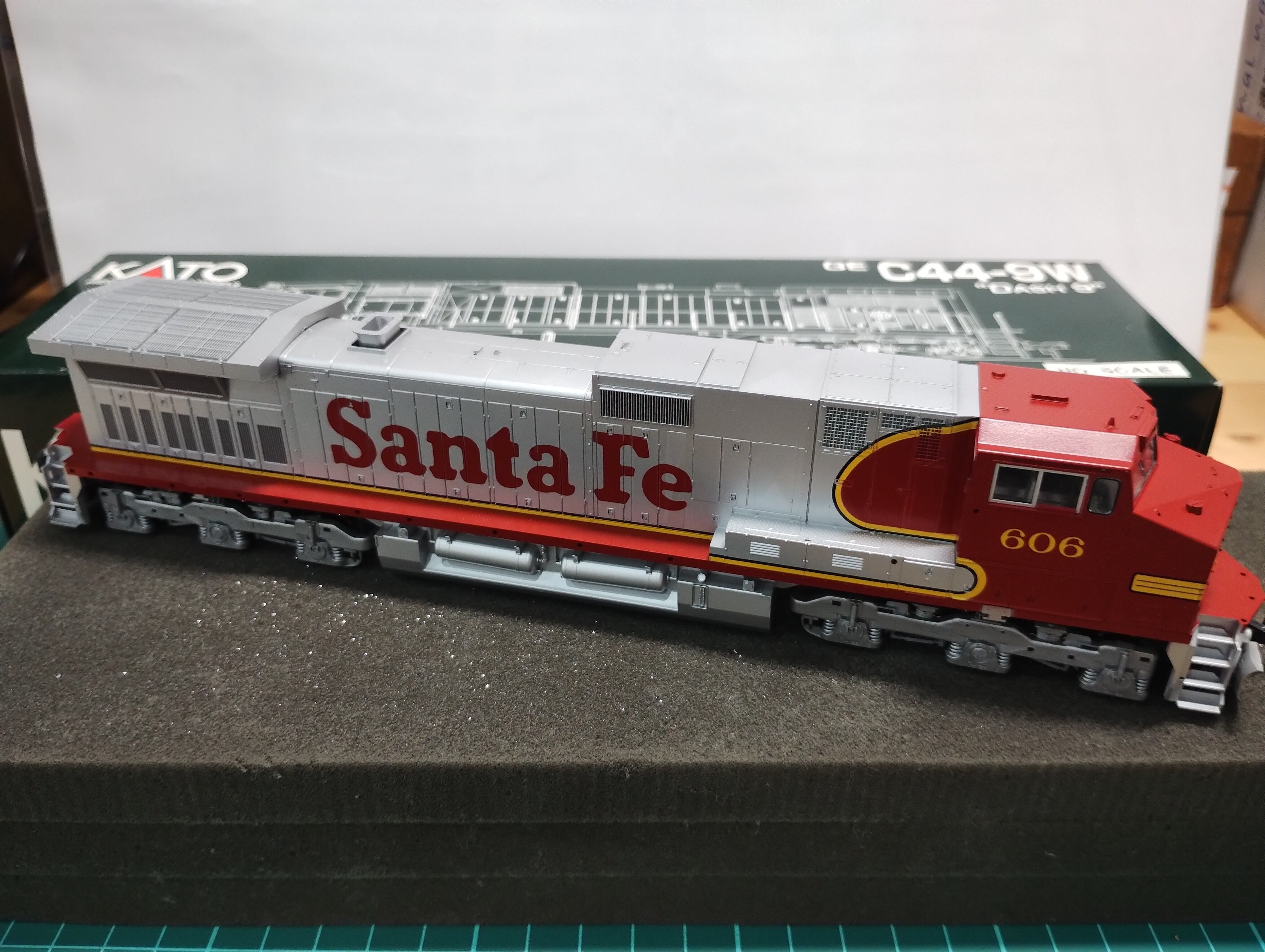 KATO Santa Fe C44-9W