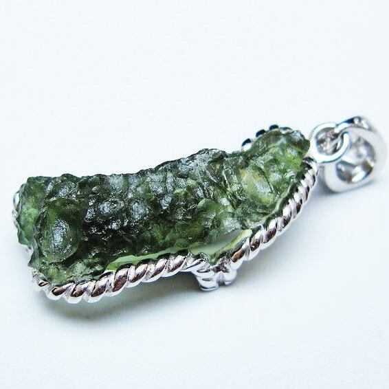 モルダバイト ペンダント モルダウ石 ペンダントトップ 原石 一点物 メール便可 [M便 1/20] 199-530