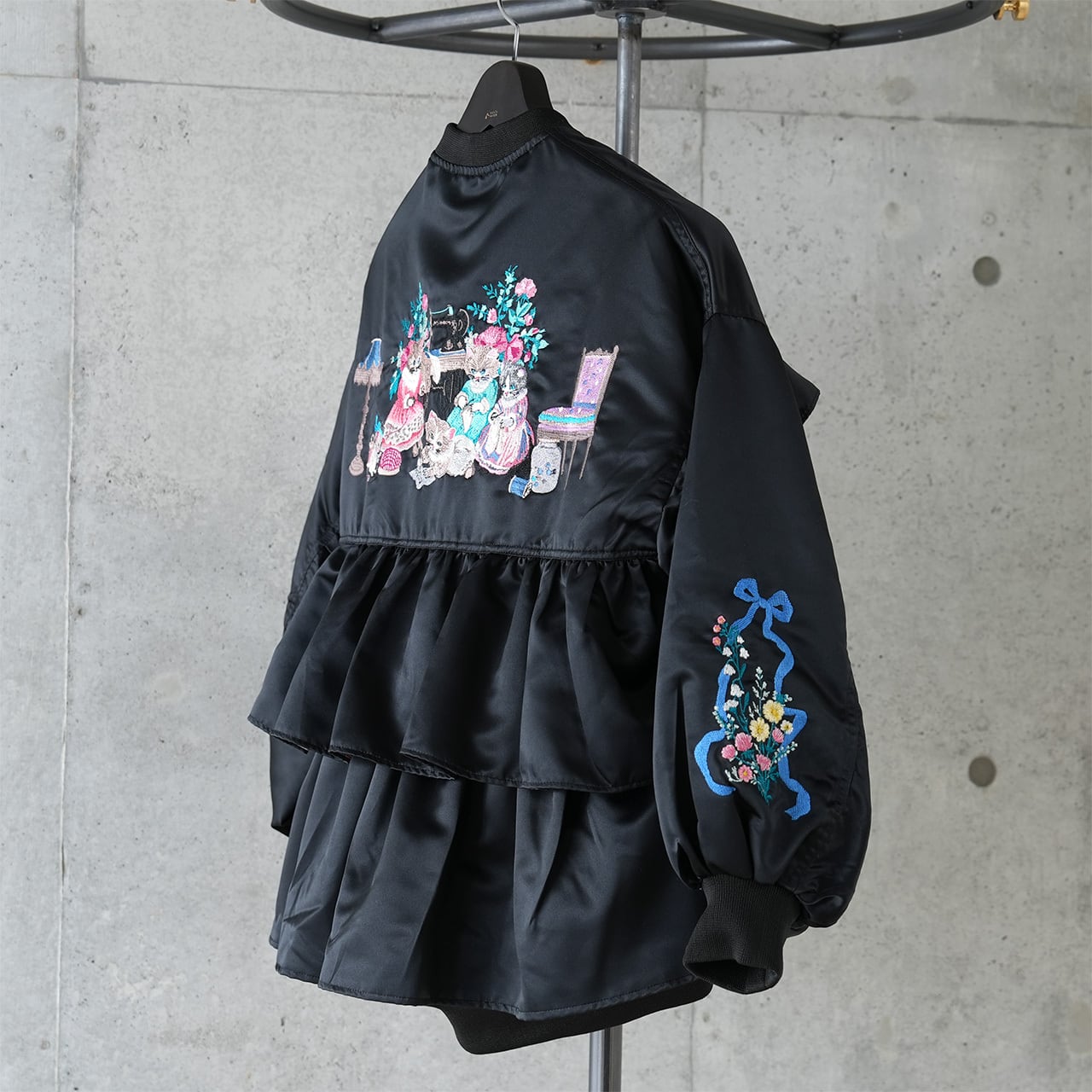 刺繍フリルジャケット“Crafting Cats” (Black) | tamaobazaaar