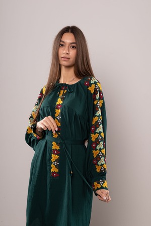 ウクライナ刺繍ヴィシヴァンカ・クラシック クロスステッチ　手刺繍　ブラウス　麻　レディース・フリーサイズ