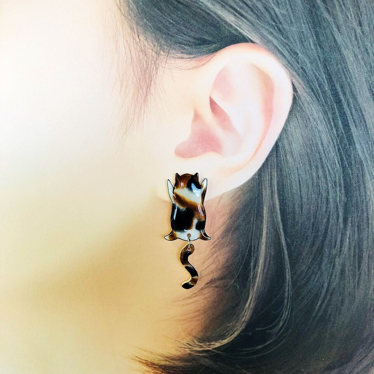 しがみつき しっぽユラユラ猫 「ミケ」 猫モチーフ 猫アクセサリー 