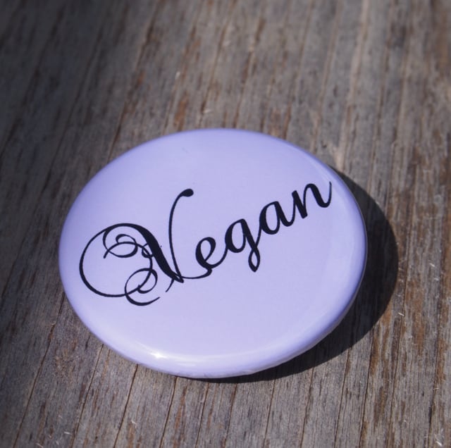 缶バッジ 38mm (紫地に黒文字) | vegan shop FREE