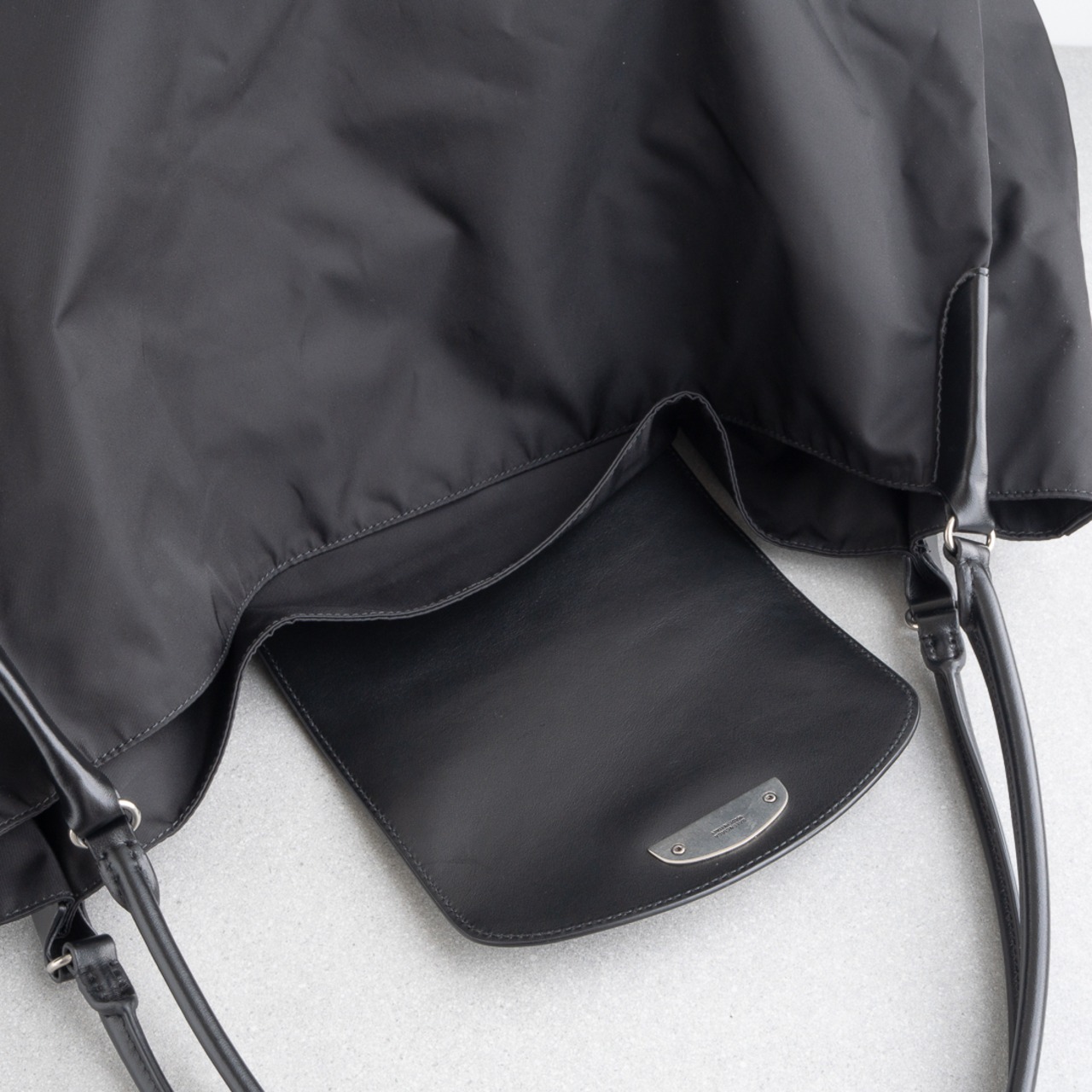 バレンシアガ ジュネーヴ ラージ ショルダーバッグ ブラック ナイロン レザー AW24