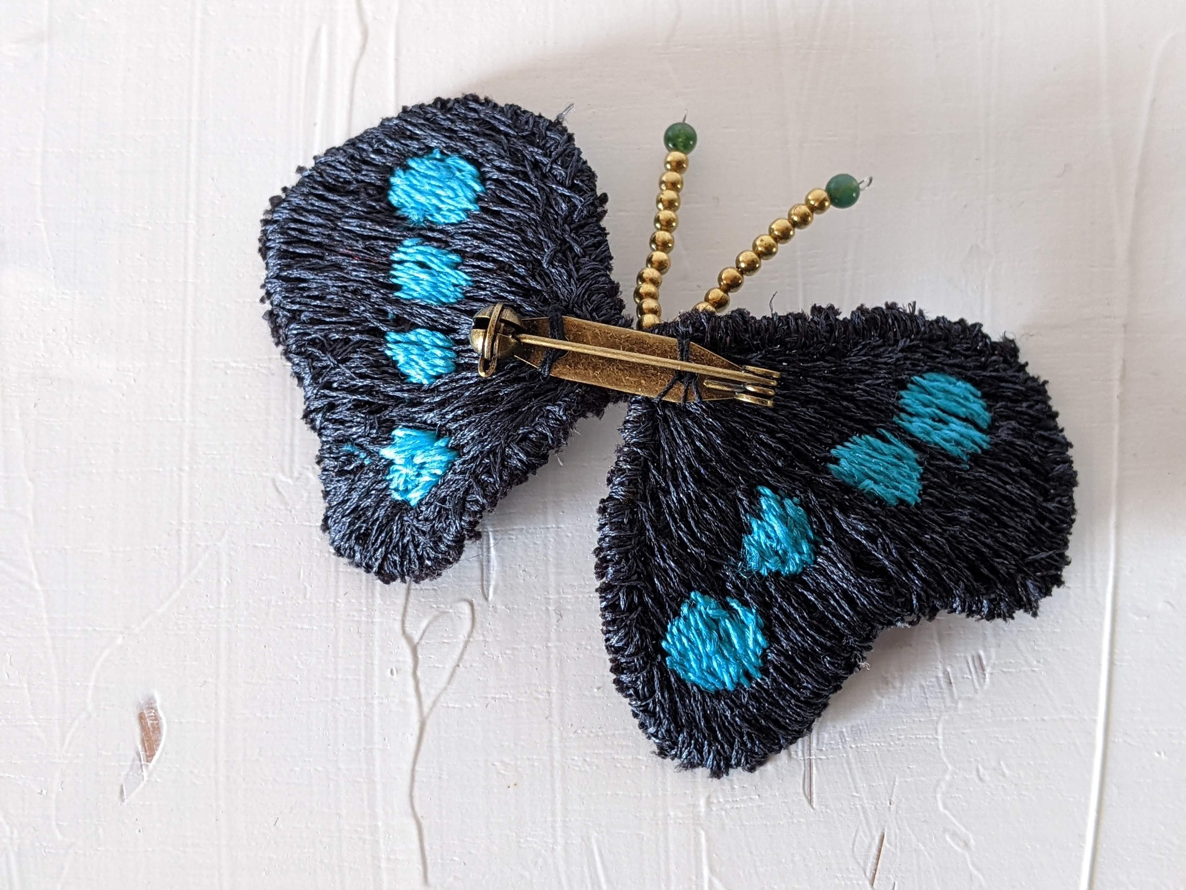 立体刺繍の蝶々ブローチ《アオスジアゲハ》 | みるまに