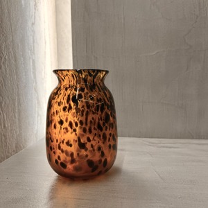 Nuance leopard flower vase