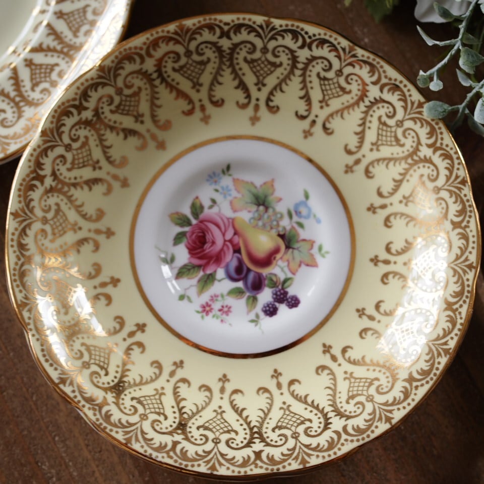 英国パラゴン 金彩果実文 フルーツ絵柄トリオ イエロー カップ