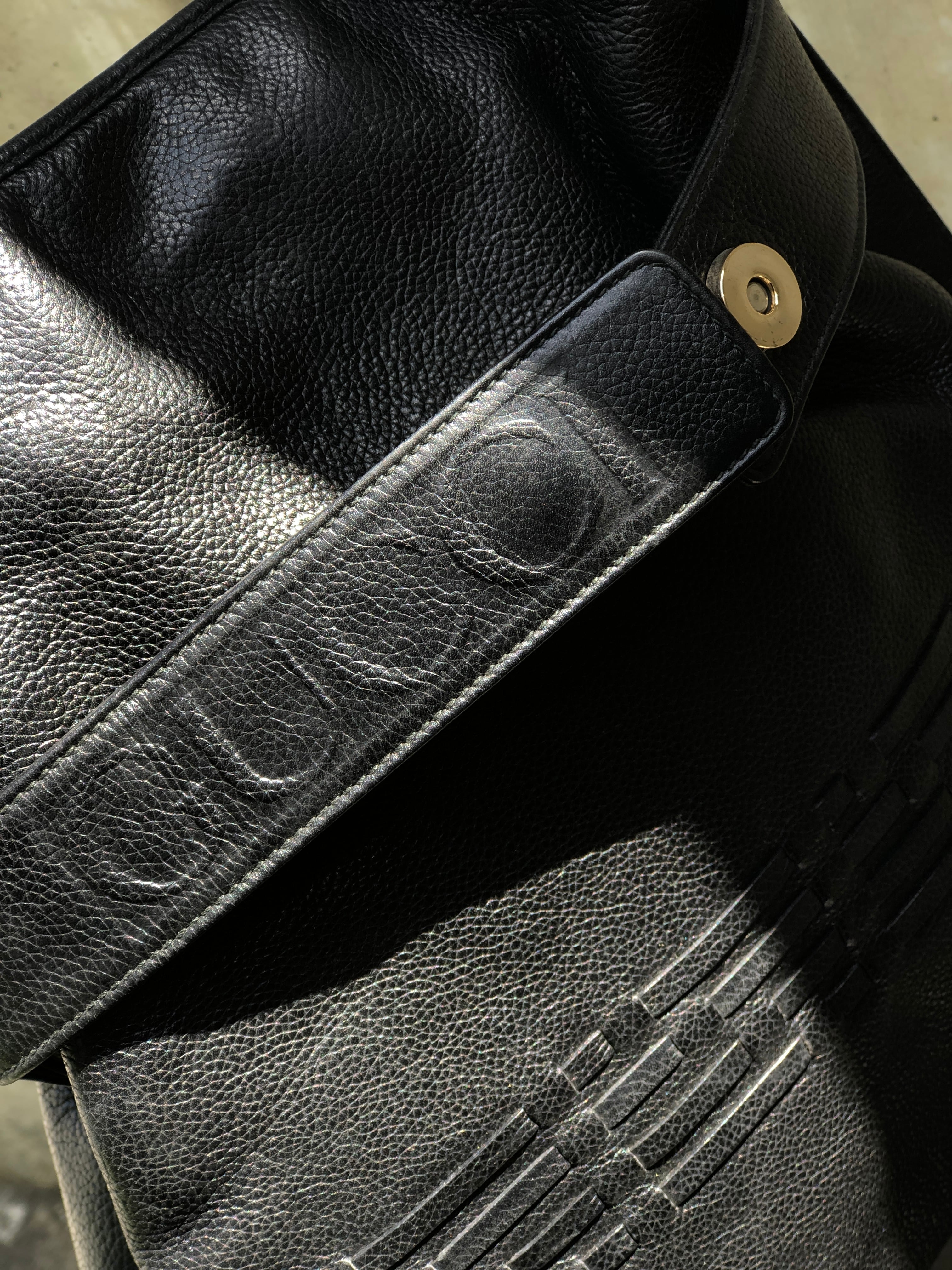 GUCCI グッチ ロゴ型押し レザー 巾着 ショルダーバッグ ブラック