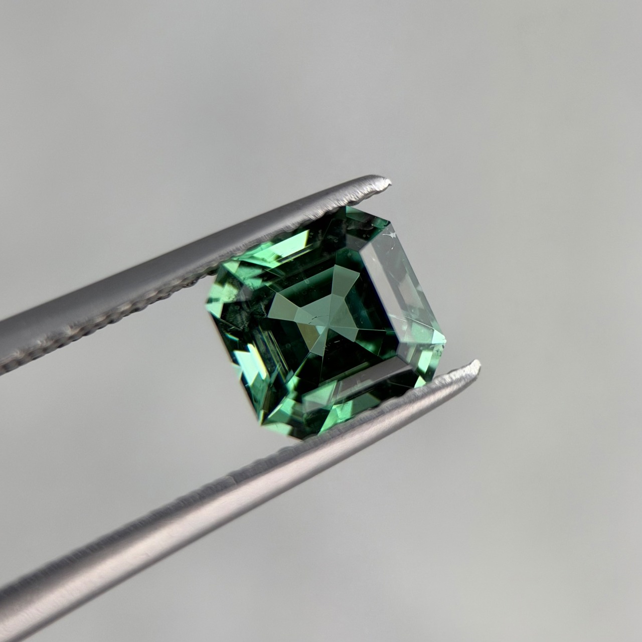 ブルーグリーントルマリン アッシャーカット 6.2x6.2x4.6mm, 1.25ct, ナミビア産