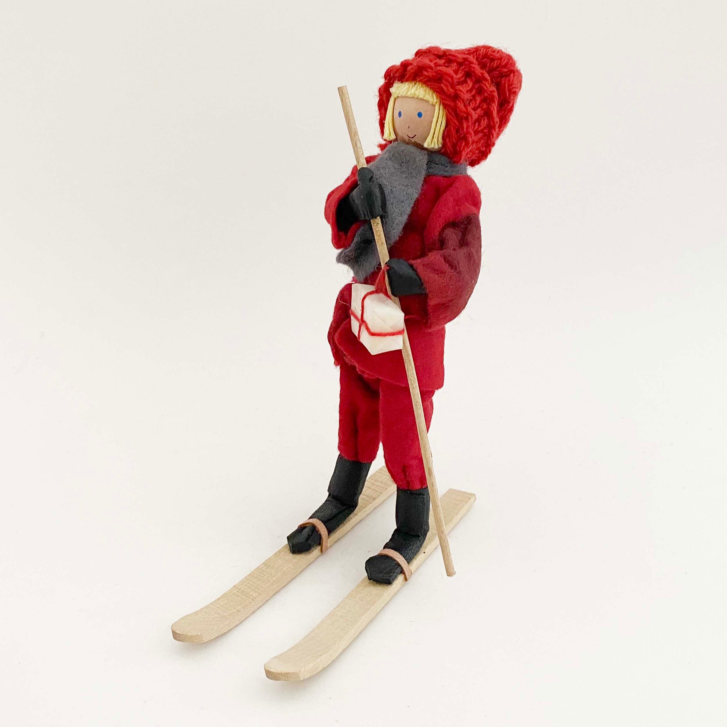 スキーをする少年の木人形（スウェーデン製）
