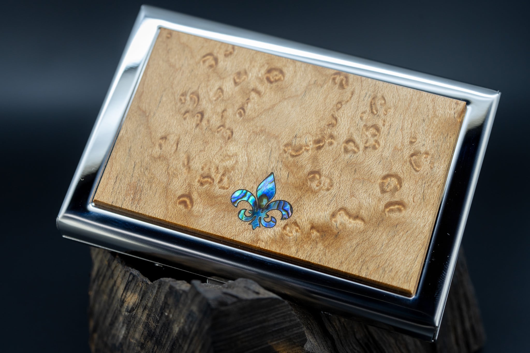 【英女王の愛した銘木】 バーズアイメープル カードケース silver フルールドリス 象嵌