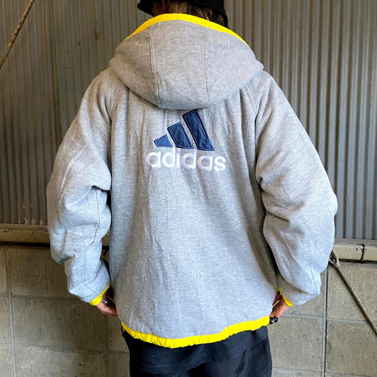 90年代 adidas アディダス ロゴ刺繍 リバーシブル スウェット×ナイロンジャケット メンズL-XL相当相当 古着 90s ビンテージ  ヴィンテージ フード付き フルジップパーカー バックロゴ ビッグロゴ 中綿入り イエロー 黄色 グレー 灰色【ナイロンジャケット】 | cave