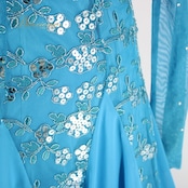 社交ダンス 衣装 スタンダード ドレス ワンピース パーティドレス ブルー系 水色 レース 長袖 チョーカー 派手 ラインストーン スパンコール 涼しげ フロート 二重スカート 花模様 光る スパンコール セクシー エレガント 輝く 上品 ふんわり 体型カバー 舞台衣装 ダンスパフォーマンス 発表会 ゆったり 目を引く