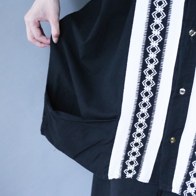 "black×white" switching embroidery design over silhouette h/s shirt