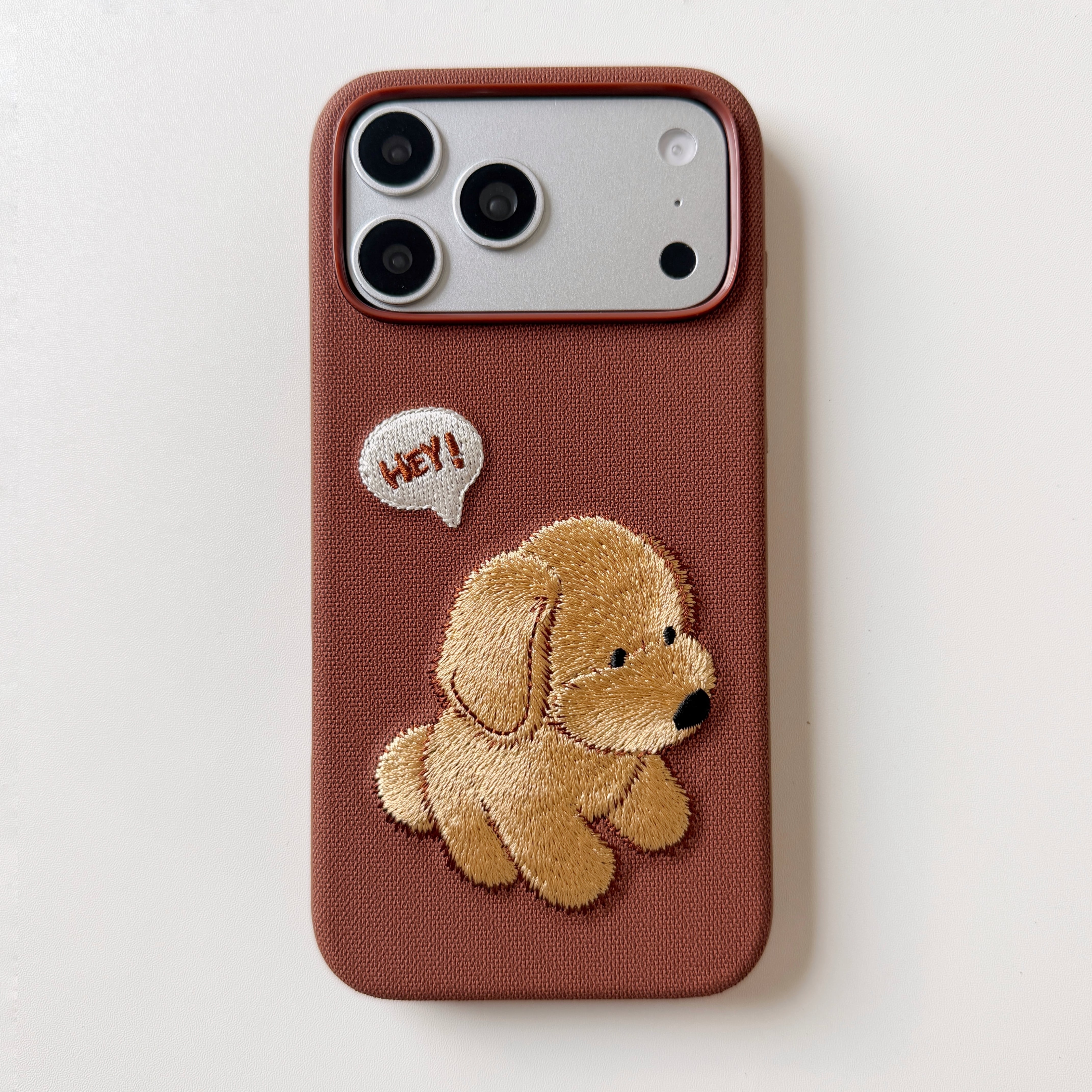 犬 刺繍 iPhone 18 17 16 15 ケース ファブリック 耐衝撃 スマホケース