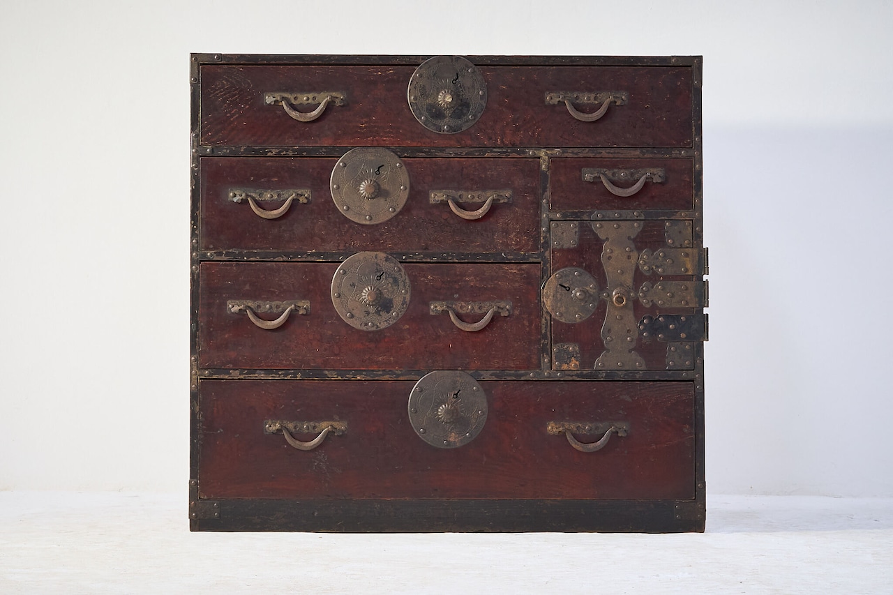 金具が映える帳場箪笥