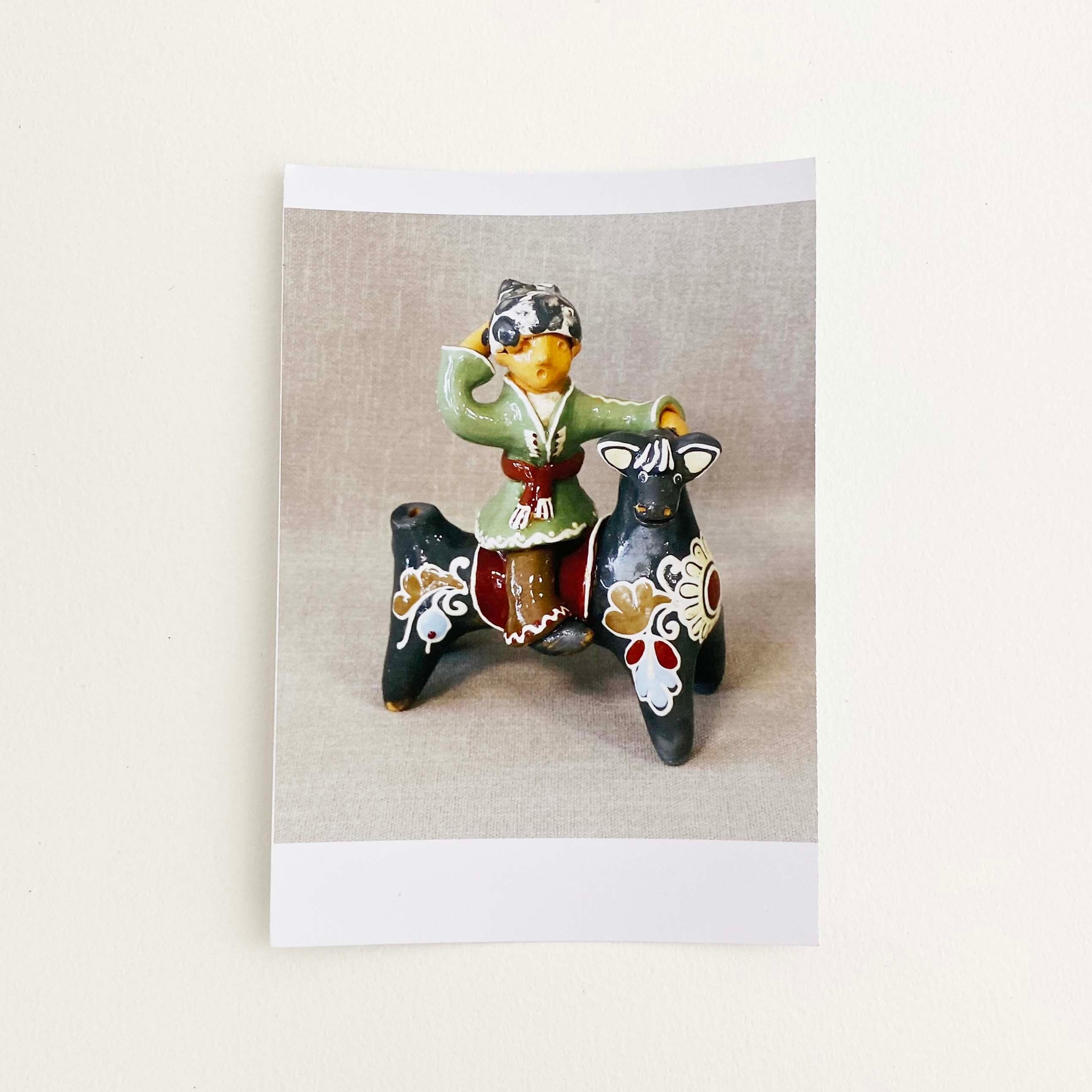 ウクライナ産 オピシュニャ土人形(牛に乗った騎士)