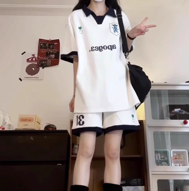 ツーピース セットアップ レディース トップス パンツ ボトムス ショートパンツ Tシャツ ショート 半袖 襟付き ストリート かわいい シンプル カジュアル おしゃれ かっこいい ラフ ボーイッシュ スポーティー 存在感 キュート カレッジ風 ベーシック アメリカン アクティブ ロゴ 春 夏 秋 ロングシーズン 部活 アウトドア ジム 公園 休日 スポーツ ダンス 韓国 オルチャン コーデ 楽ちん プチプラ インスタ映え S M L XL 小さいサイズ 大きいサイズ ゆったり ゆる 白 ホワイト