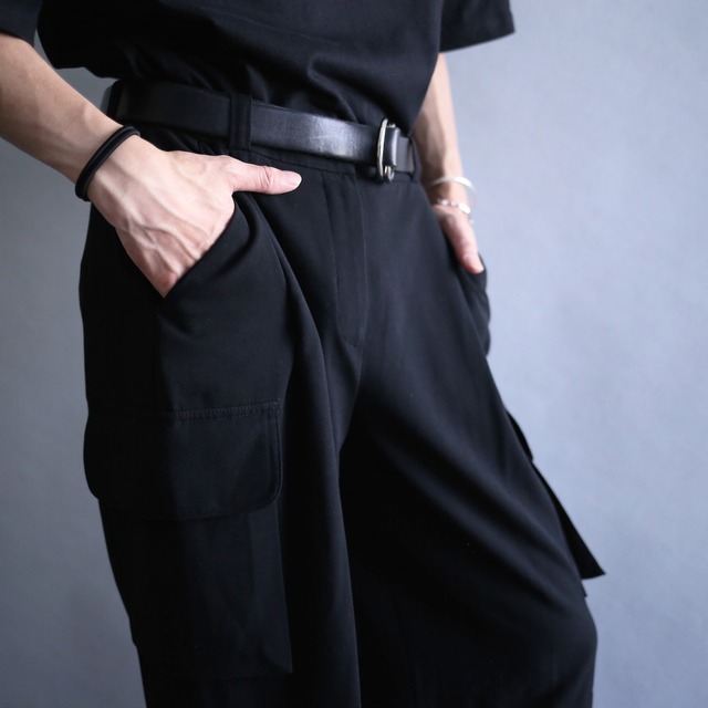 side double flap pocket and hem cut draw code design black wide cargo slacks