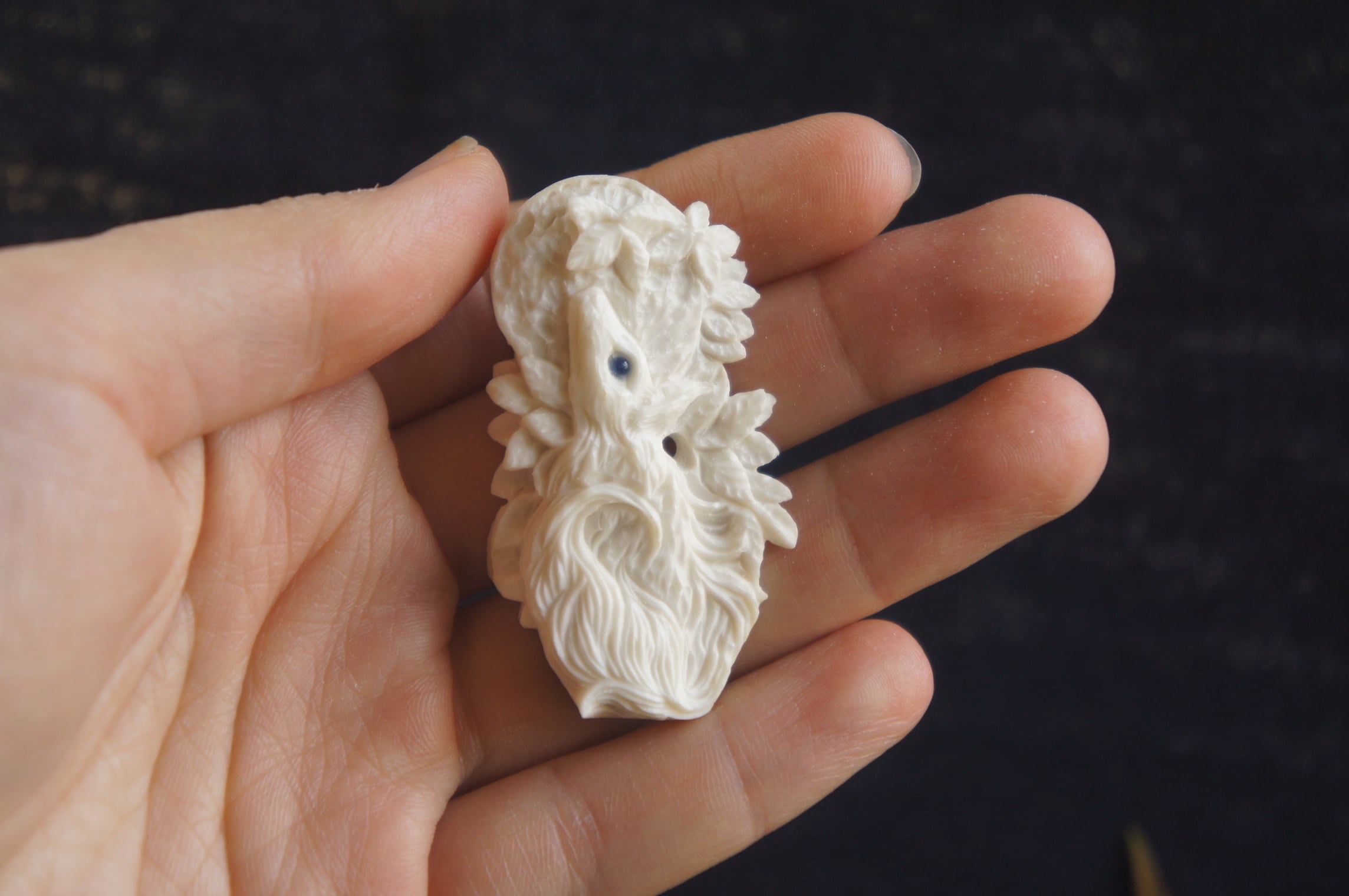 鹿角彫刻の帯留め「月齢」狼と木の葉 | deer bone 