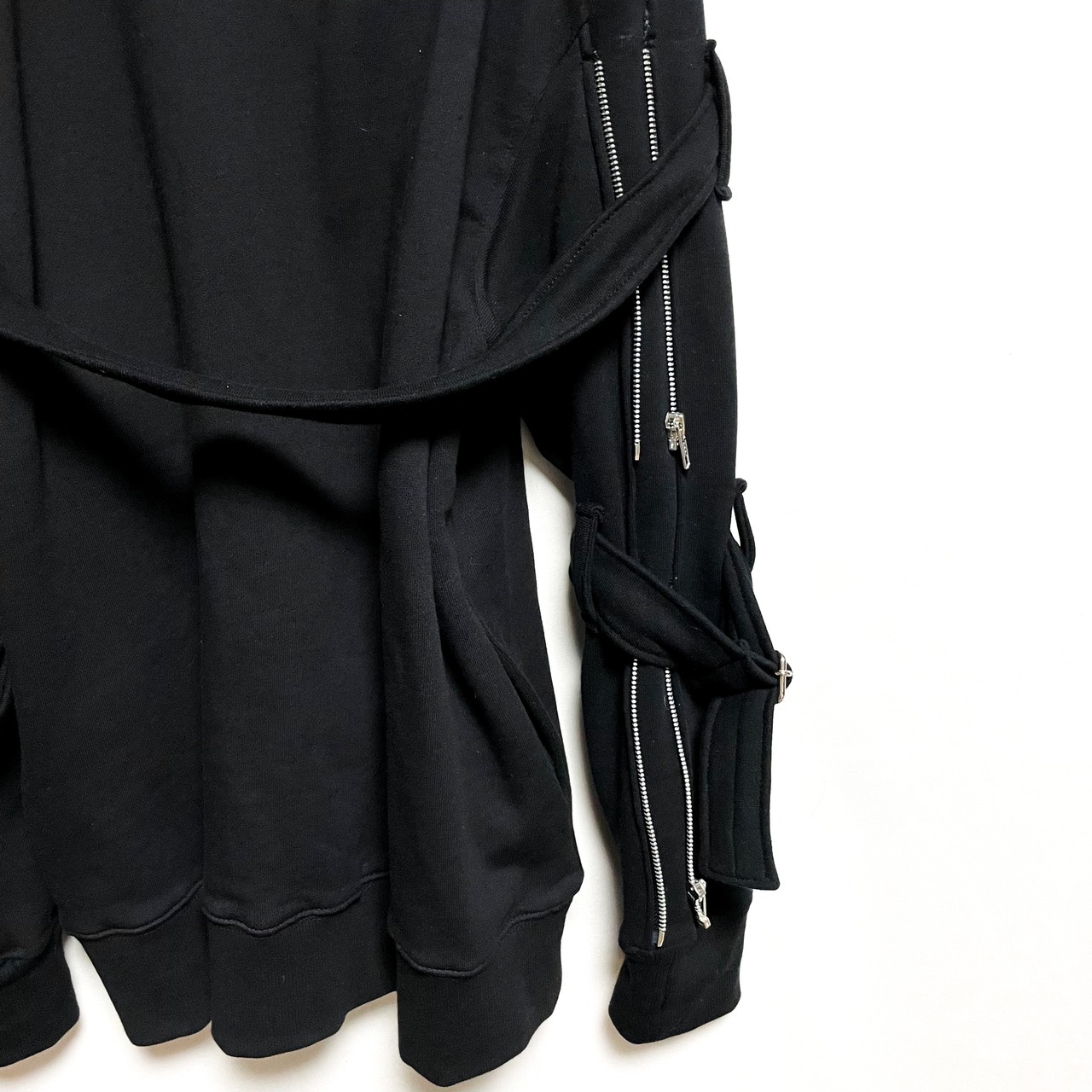 UNFINISHEDボンテージトレーナー