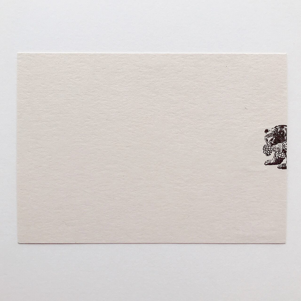 山ぶどうを咥える木彫り熊 ＿ postcard ｜ 活版印刷 | fuukei