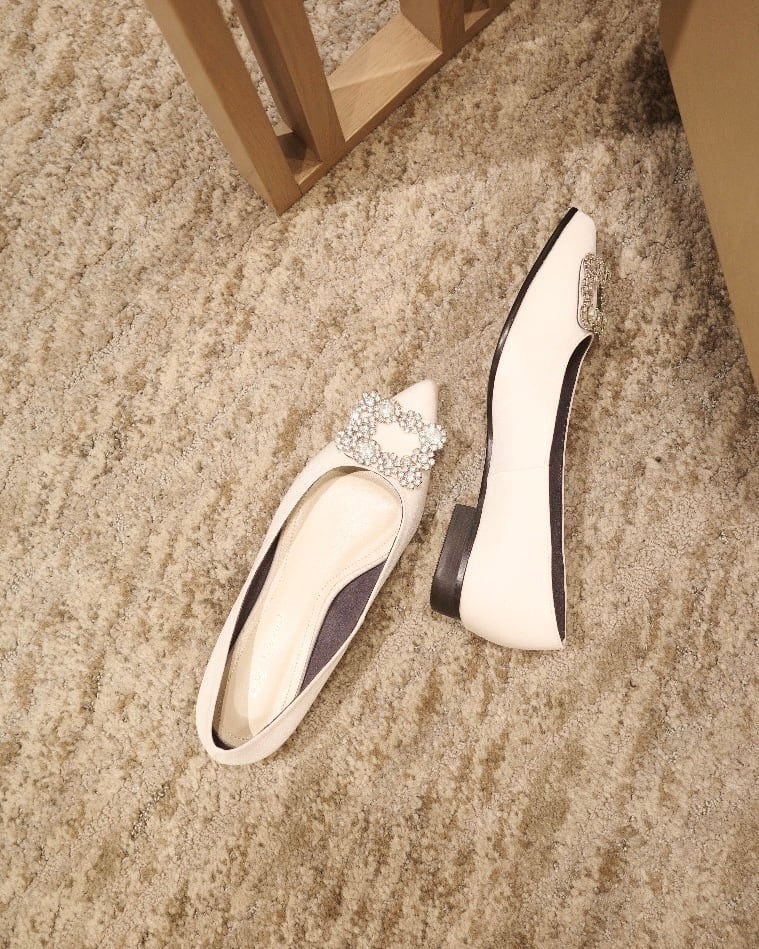 asymmetry bijou pumps / white beige | hitomi