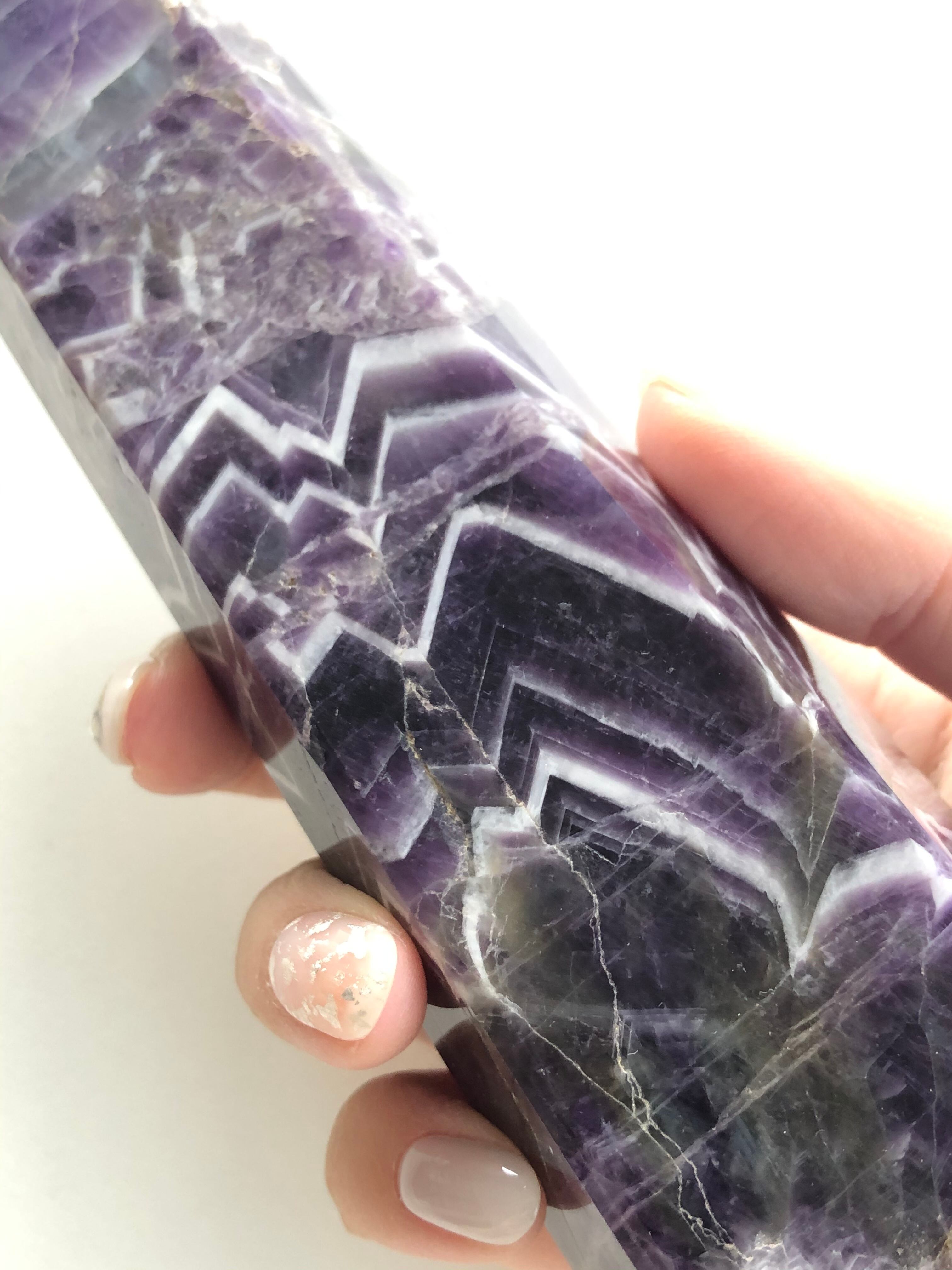 シェブロンアメジストの大きなポイント(17.5センチ！) | 虹色の星