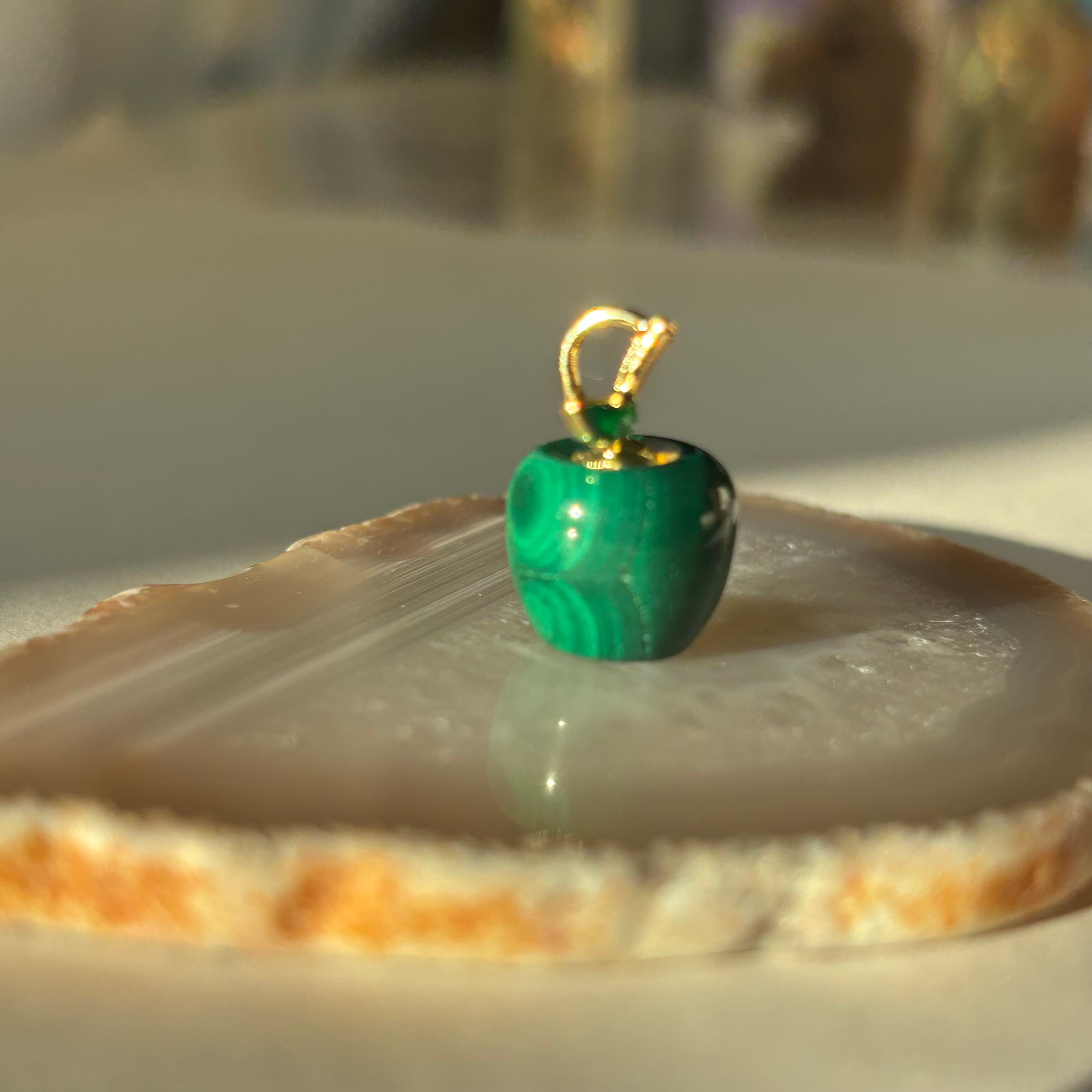 マラカイト　ペンダントトップ（リンゴ）