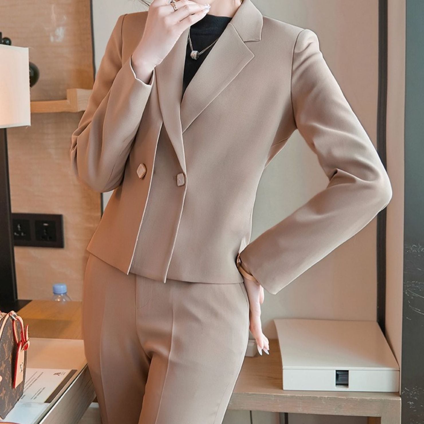 セットアップ ジャケット カラーパンツ テーパードパンツ アンクル丈 袖あり 長袖 襟付き スリム タイト 細身 前開き 上下セット 2点セット かわいい 大人可愛い きれいめ シンプル カジュアル 大人 上品 おしゃれ かっこいい 大人女子 こなれ感 ラフ メンズライク マニッシュ セットアップ ジャケット カラーパンツ テーパードパンツ アンクル丈